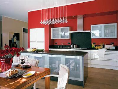 Ryškiai raudoni tapetai juodai baltai virtuvei