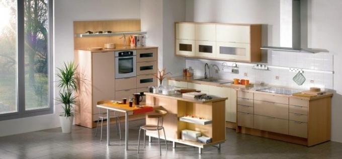 Virtuvė su ventiliacijos dėžute kampe: „pasidaryk pats“ planavimo projektas, baldai, nuotraukos, kainos ir vaizdo įrašų pamokos
