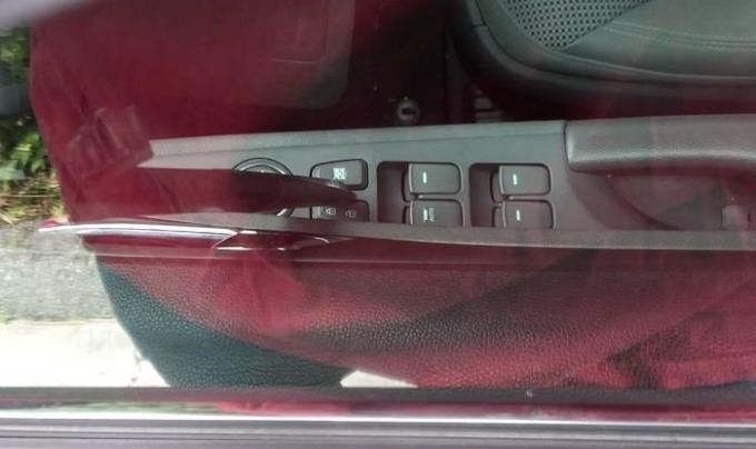 Kaip atidaryti automobilį taikant valytuvų.