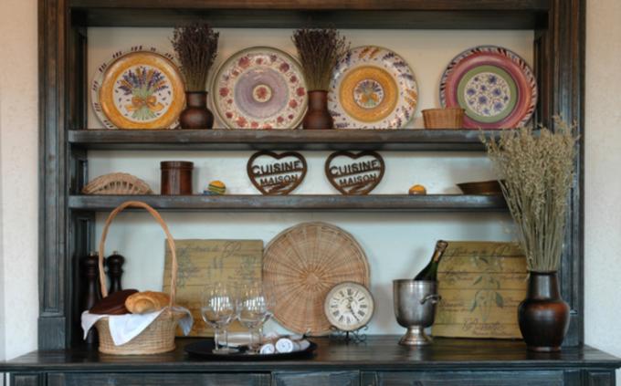 Dekoratyvinės keraminės plokštės (taip pat dažytos rankomis) taps stilingu jūsų virtuvės aksesuaru